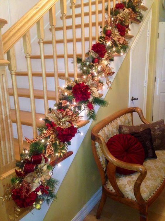 Hacia abajo Método Eclipse solar 4 ideas para decorar tus escaleras en Navidad - Collection World